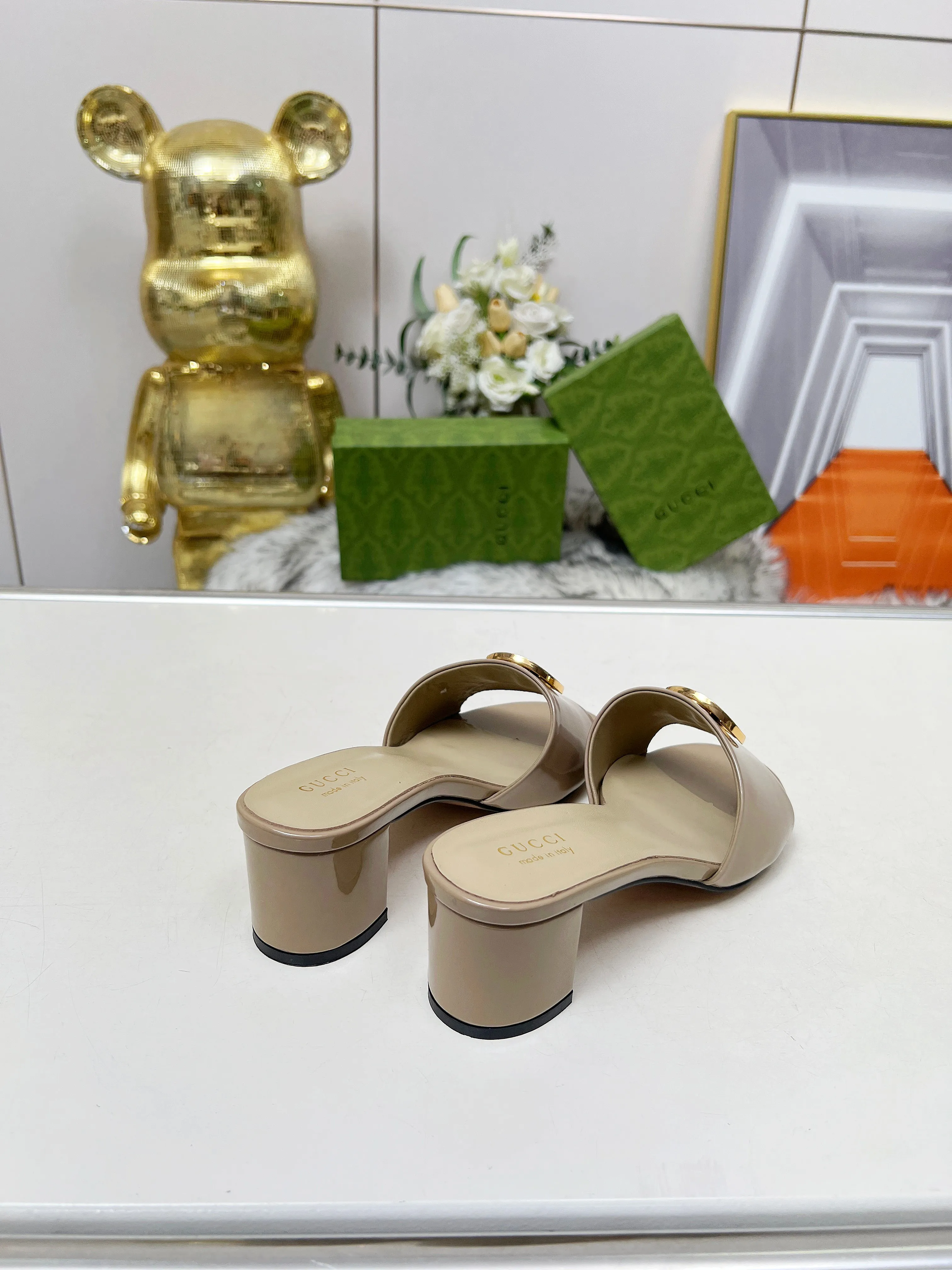 👟👟Ex-factory price 360👟👟 Genuine leather sole +40 Gucci 𝟐𝟎𝟐5 new spring and summer double G buckle round toe medium heel slippers, this G family series of slippers are so beautiful, high-end must buy~ The double G Logo is so beautiful on the feet, a classy style! The buttons have the GUCCI logo. Fabric: Cowhide Lining: Sheepskin lining Sheepskin pad Heel height: 5CM Sole: Italian genuine leather outsole Size: 35-44 [42 43 44 customized]